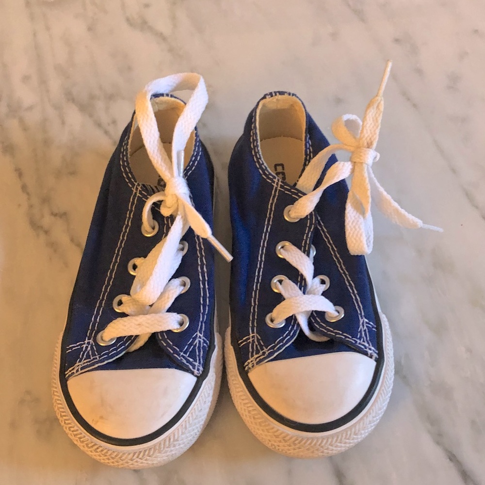 Converse little kids sz 7 low tops